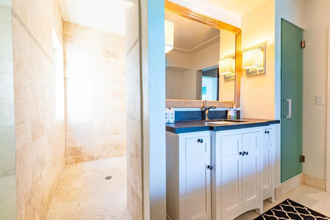 Caprice 8 - Luxury Townhouse In Gated Community - Pool, Oceanfront Villa Nassau Bahamas