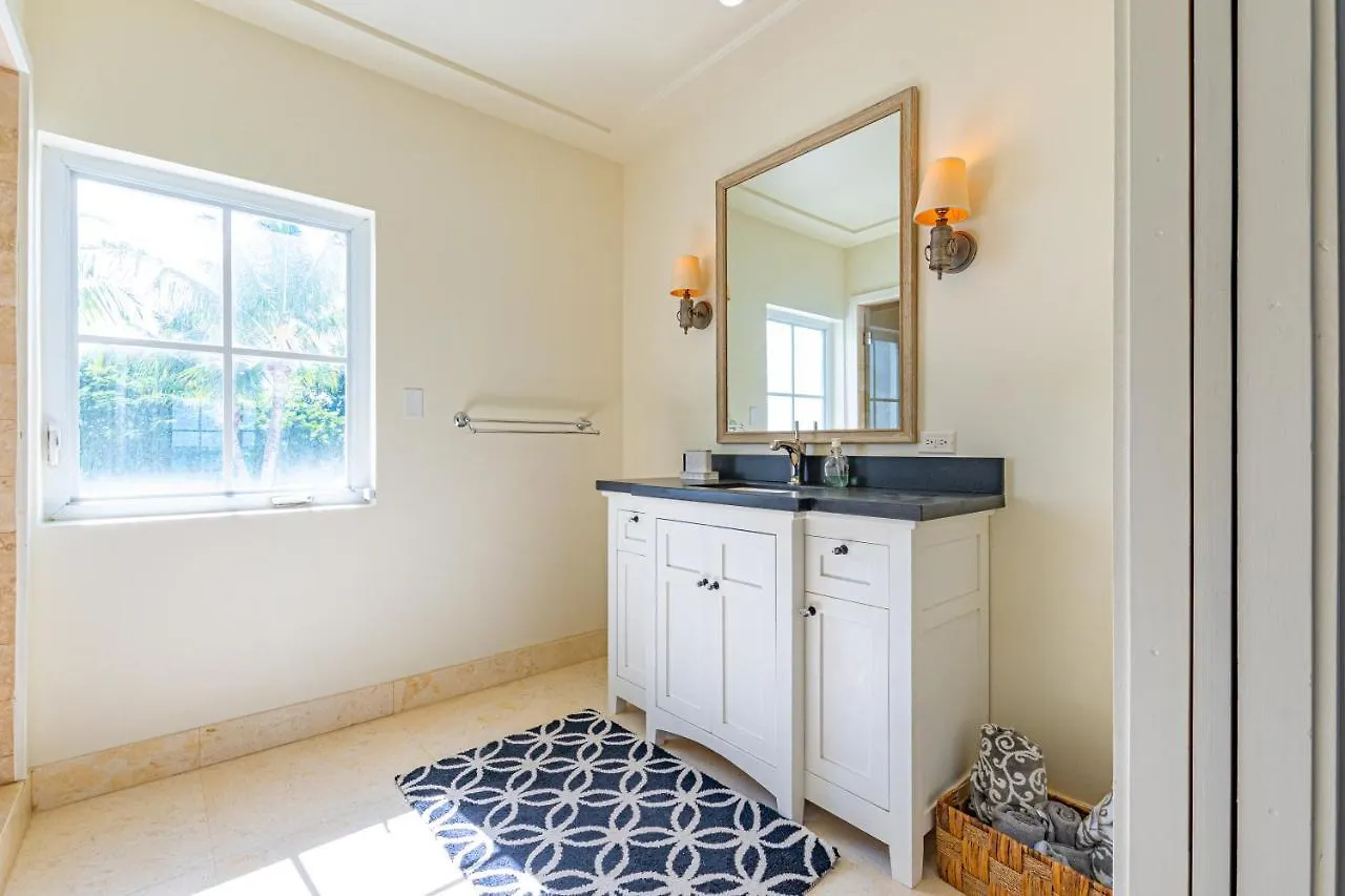Caprice 8 - Luxury Townhouse In Gated Community - Pool, Oceanfront Villa Nassau